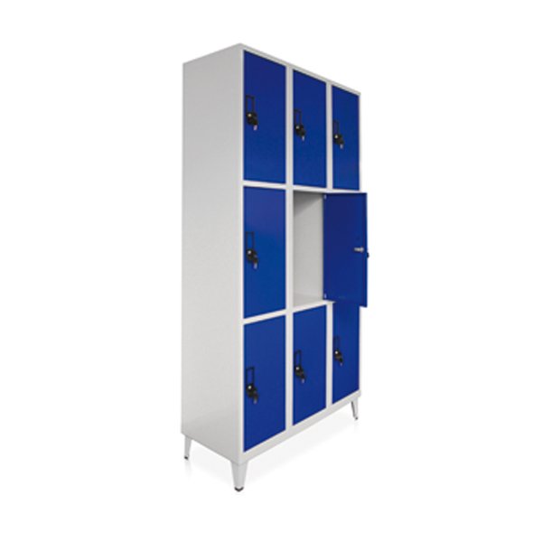 Le Casier avec pieds et portes est un grand meuble blanc doté de quatre pieds et de neuf portes bleues verrouillables. La porte du milieu est ouverte, révélant un compartiment vide à l'intérieur.