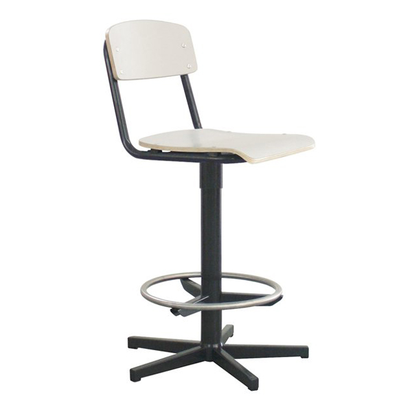 Le Tabouret pivotant présente un design haut avec une assise et un dossier de couleur claire, une structure en métal noir, un anneau pour les pieds et une base à cinq pieds.