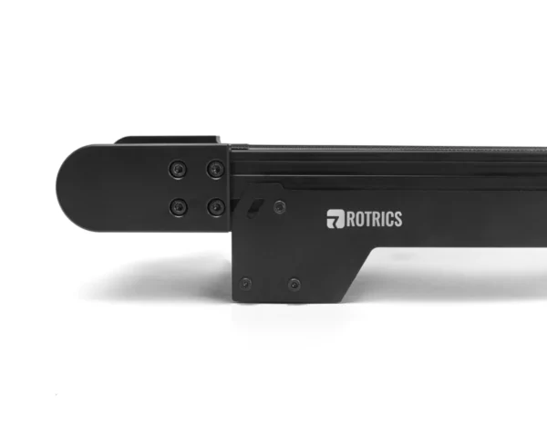 Vue latérale en gros plan de la Rotrics - Cinta transportadora, un composant mécanique noir avec des boulons et un design rectangulaire élégant, arborant le logo Rotrics. Parfait pour l'intégration, présenté sur un fond blanc.