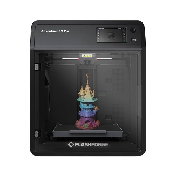 Une imprimante 3D Flashforge Adventurer 5M PRO montre un modèle de château coloré partiellement terminé, visible à travers sa porte d'entrée transparente.