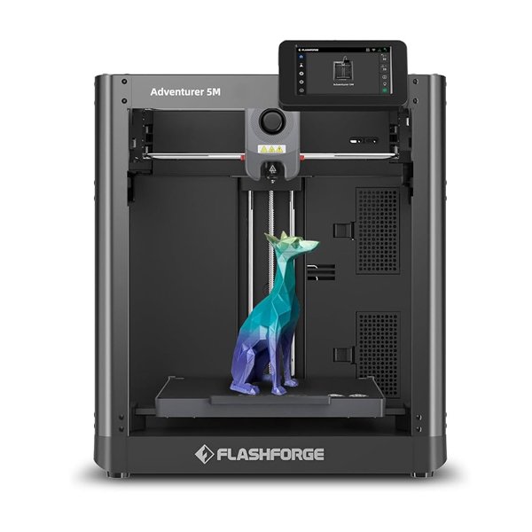 Une imprimante 3D Flashforge Adventurer 5M produit un modèle de chat géométrique vibrant, affichant son écran tactile en haut à droite et la marque Flashforge sur le devant.