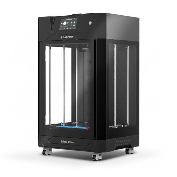 La Flashforge Guider 3 Plus est une imprimante 3D noire avec une porte avant transparente, un panneau de contrôle numérique supérieur et quatre roues pour une mobilité sans effort.