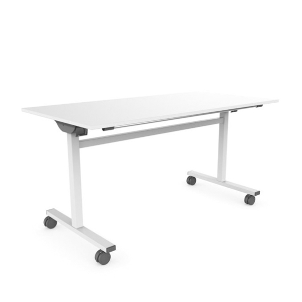 La Table pliante HT est une table pliante rectangulaire moderne avec un plateau blanc plat, des pieds en métal et quatre roues pour faciliter la mobilité. Elle est présentée sur un fond blanc uni.