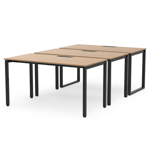 Trois bureaux Table Atlantic avec des pieds en métal noir sont disposés en deux rangées pour former un espace de travail partagé. Chaque bureau rectangulaire en bois est doté d'une fente centrale pour le passage des câbles. L'arrière-plan est blanc.