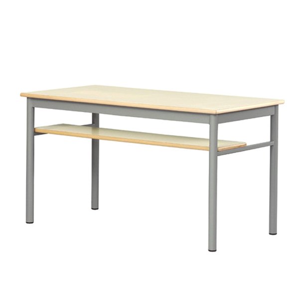 La Table double avec casier est une table rectangulaire avec un plateau en bois clair et une tablette inférieure assortie, tous deux soutenus par quatre solides pieds en métal gris.
