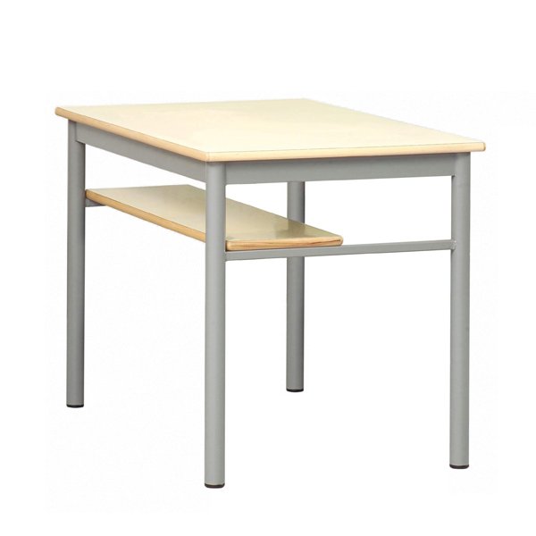 La Table individuelle avec casier est un bureau rectangulaire avec une finition en bois clair et des pieds en métal gris, comprenant une étagère assortie sous le plateau pour un espace de travail organisé et fonctionnel.