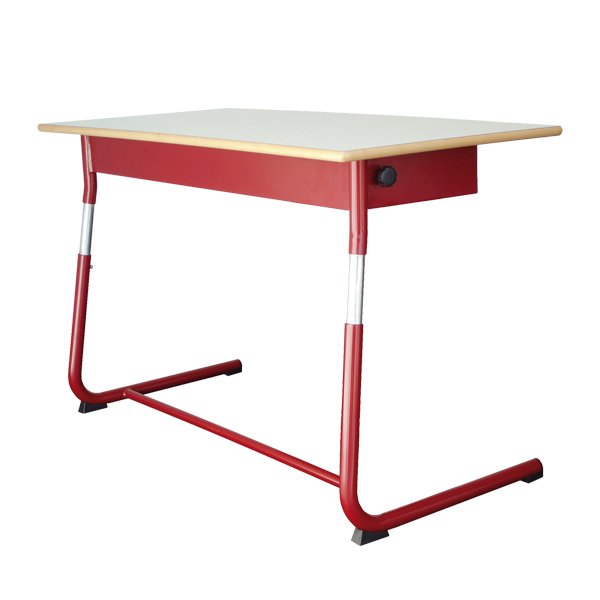 La Table réglable se caractérise par un plateau de couleur claire et des pieds lisses en métal rouge dans un style épuré et moderne. Parfait pour les salles de classe ou les bureaux, ce bureau rectangulaire offre à la fois un attrait stylistique et une fonctionnalité réglable.