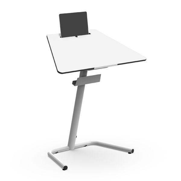 Table One - fixe est un bureau blanc élégant avec une surface inclinée, un support intégré pour tablette ou ordinateur portable, et un pied métallique unique robuste sur une base incurvée pour plus de stabilité.