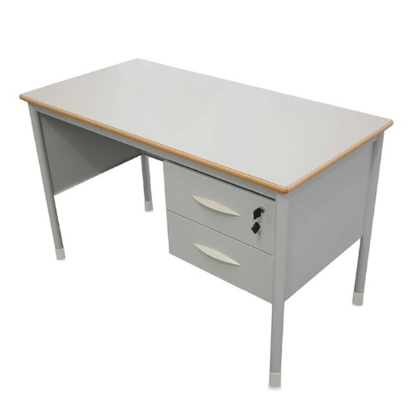 La Table de professeur est un simple bureau rectangulaire gris avec un plateau en bois clair, deux tiroirs verrouillables sur le côté droit et des pieds en métal robustes.