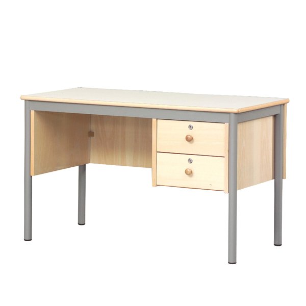 La Table de professeur Q3 est un bureau en bois clair avec un plateau rectangulaire plat, deux pieds en métal de chaque côté, et deux tiroirs à droite avec des boutons ronds en bois.