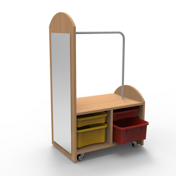 Le Coffre avec miroir est un meuble polyvalent en bois comprenant un grand miroir, une barre de suspension et trois bacs en plastique à étagère ouverte (deux jaunes, un rouge), le tout sur roulettes et présenté sur fond blanc.