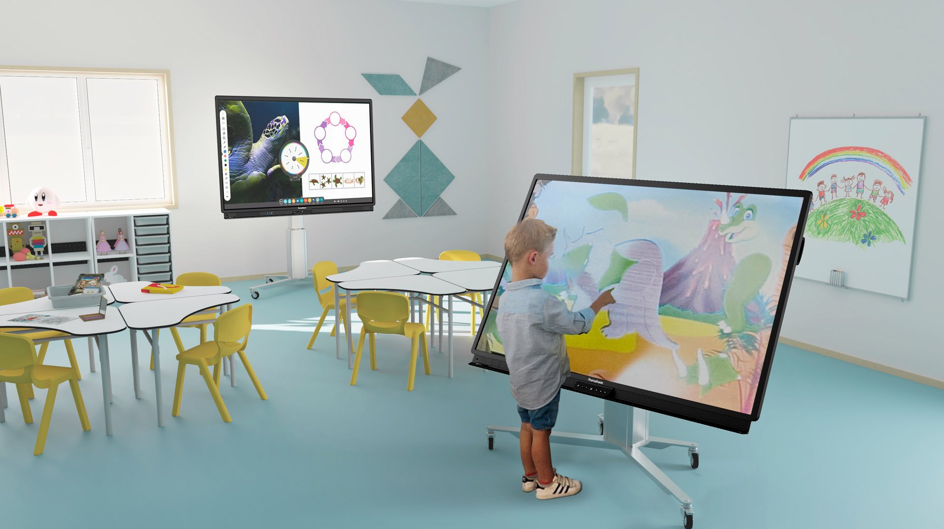 Un jeune garçon interagit avec un grand écran tactile montrant une scène de dinosaure colorée dans une salle de classe d'école numérique lumineuse avec des chaises jaunes, des tables blanches et des dessins éducatifs sur les murs.
