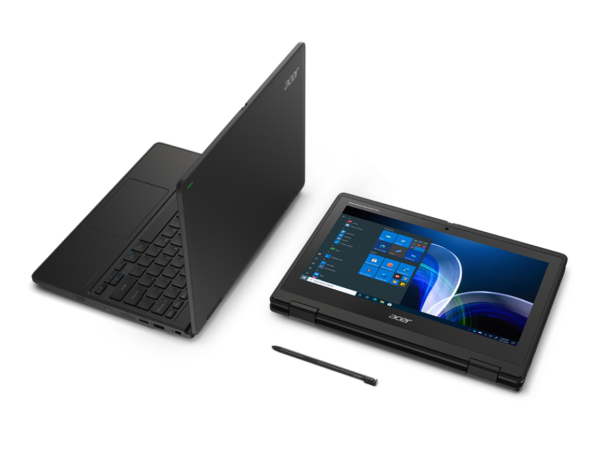 Deux ordinateurs portables noirs ACER TravelMate Spin B3 sont présentés : l'un ouvert pour montrer le clavier, l'autre plié à plat avec l'écran vers le haut et Windows 10 visible. Un stylet est placé devant les deux appareils.