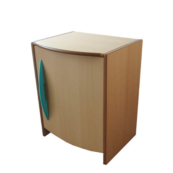 Le Réfrigérateur est un meuble compact en bois clair doté d'une seule porte incurvée et d'une poignée verticale sarcelle sur la gauche. Il présente un design moderne et minimaliste sur fond blanc, évoquant l'aspect d'un minibar élégant.