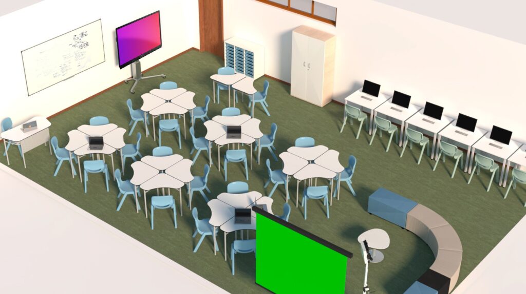 Une salle de classe moderne de l'école numérique avec des tables hexagonales et des chaises bleues en groupes, des ordinateurs portables sur les tables, des ordinateurs de bureau le long d'un mur, deux grands écrans, un tableau blanc, des sièges incurvés et des armoires de rangement.