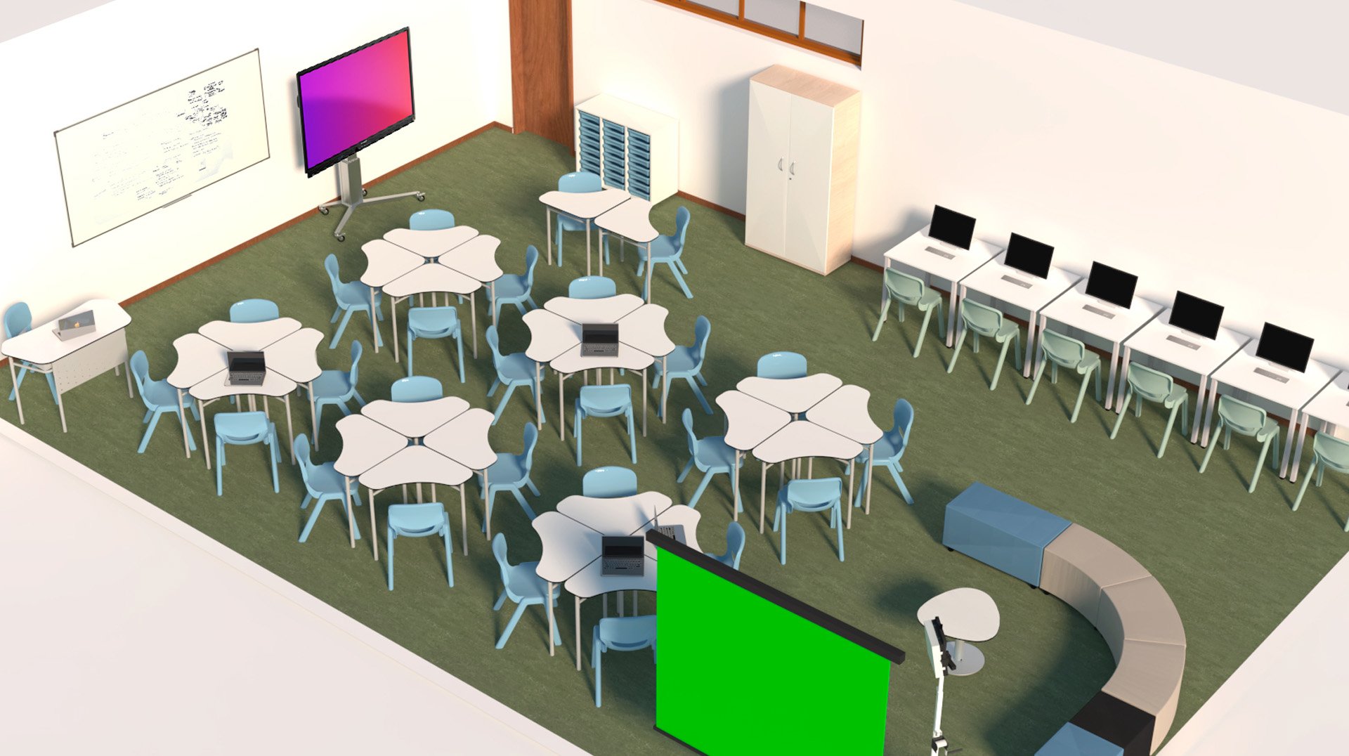 Une salle de classe moderne de l'école numérique avec des tables hexagonales et des chaises bleues en groupes, des ordinateurs portables sur les tables, des ordinateurs de bureau le long d'un mur, deux grands écrans, un tableau blanc, des sièges incurvés et des armoires de rangement.