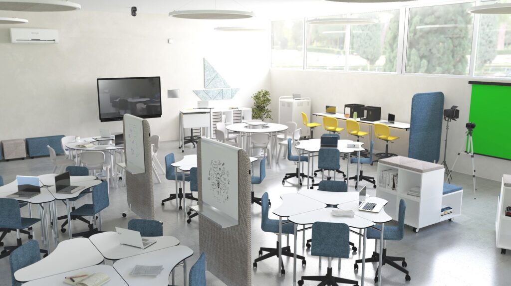 Une salle de classe moderne conçue pour l'école numérique, avec des tables blanches flexibles, des chaises bleues, des cloisons mobiles, un écran vert, une télévision, des ordinateurs portables et des tabourets près de fenêtres ensoleillées - parfaitement organisée pour l'apprentissage collaboratif et numérique.