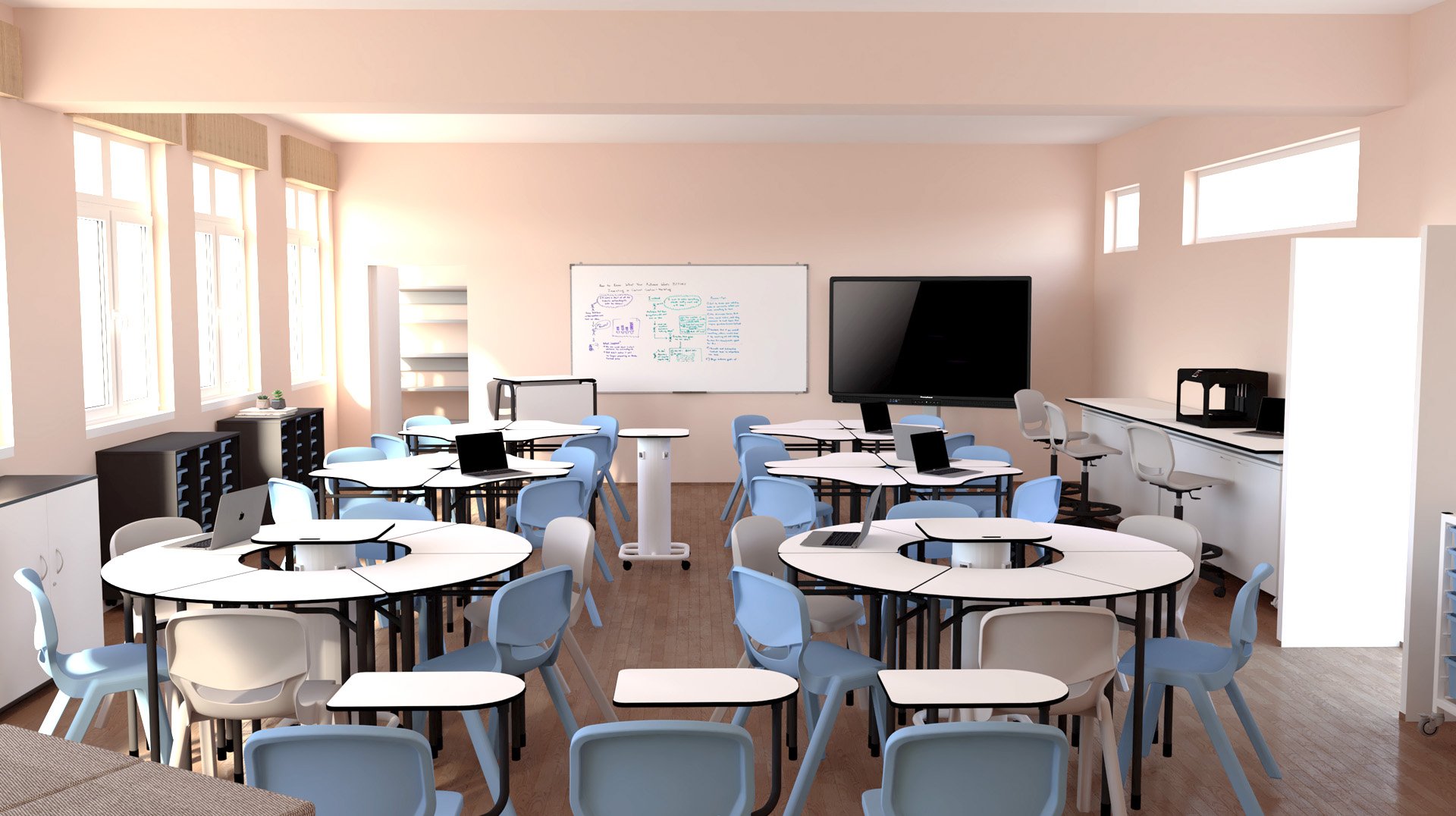 Une salle de classe moderne de l'école numérique avec des tables rondes, des chaises bleu clair et blanches, des tableaux blancs, des étagères, un grand écran et de nombreuses fenêtres remplissant l'espace ouvert de lumière naturelle.