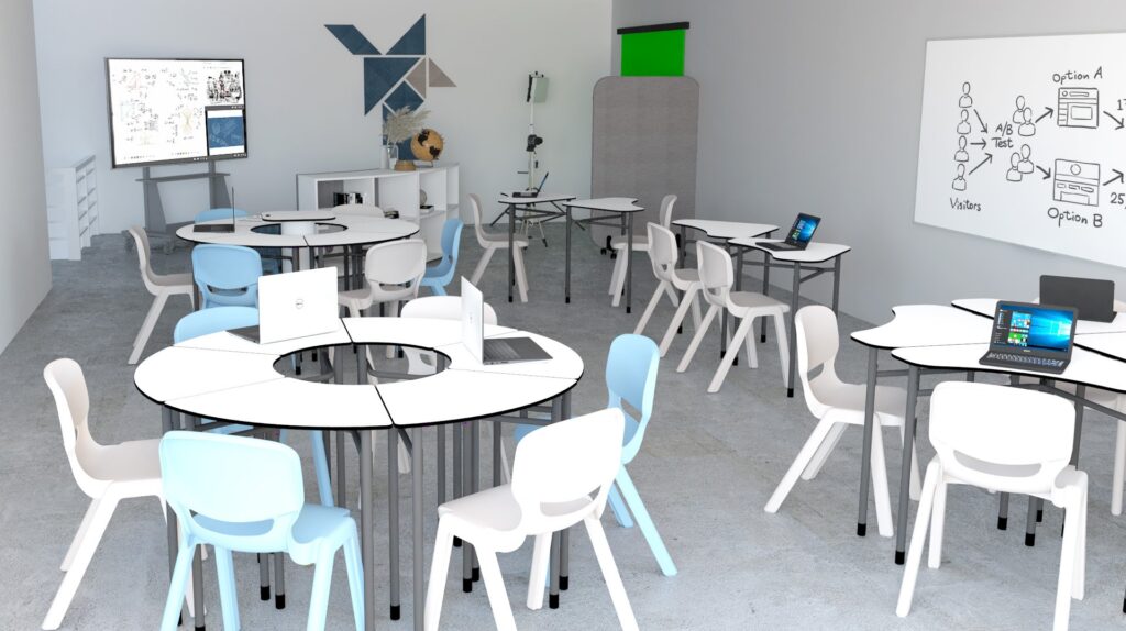 Salle de classe moderne avec des tables blanches triangulaires, des chaises bleues et blanches, des ordinateurs portables et des tableaux blancs affichant des diagrammes. Un globe terrestre, une caméra et un écran vert mettent en valeur une école numérique axée sur un apprentissage convivial.