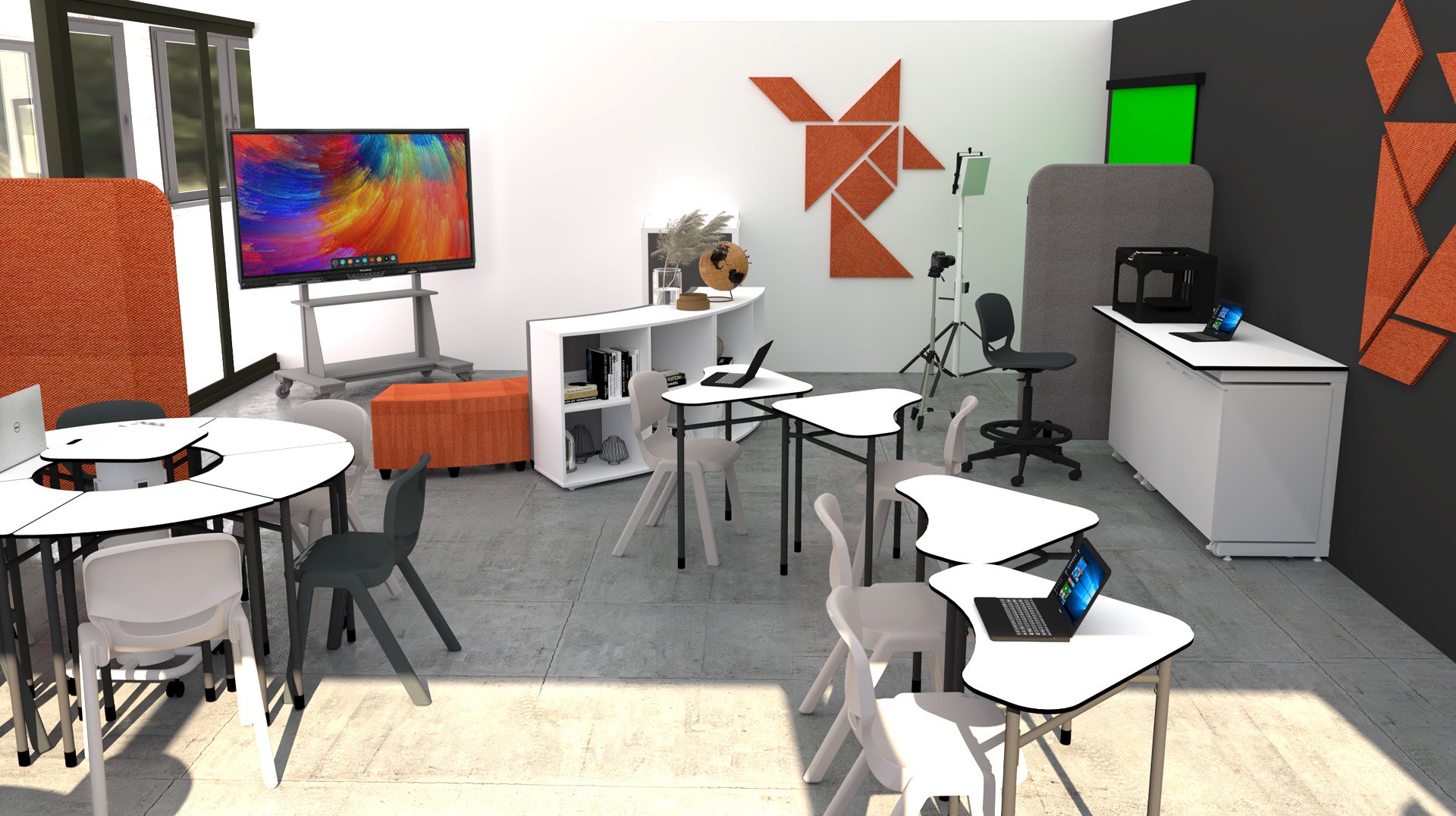 Une salle de classe moderne d'une École numérique, avec des bureaux blancs, des chaises grises, des ordinateurs portables, un grand écran numérique, des étagères, un coin salon orange, un globe terrestre, des œuvres d'art murales géométriques, une imprimante 3D et un écran vert dans le coin.
