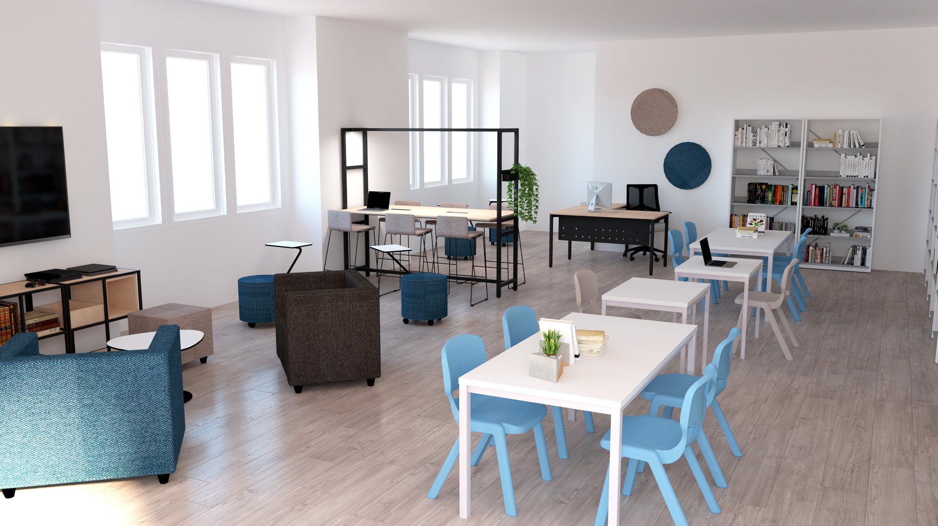 Salle de classe moderne ou salle des enseignants avec des tables blanches, des chaises bleues, des étagères, un baby-foot, des sièges de salon et de grandes fenêtres laissant entrer la lumière naturelle. Des livres et des plantes décorent l'espace, créant une atmosphère accueillante.