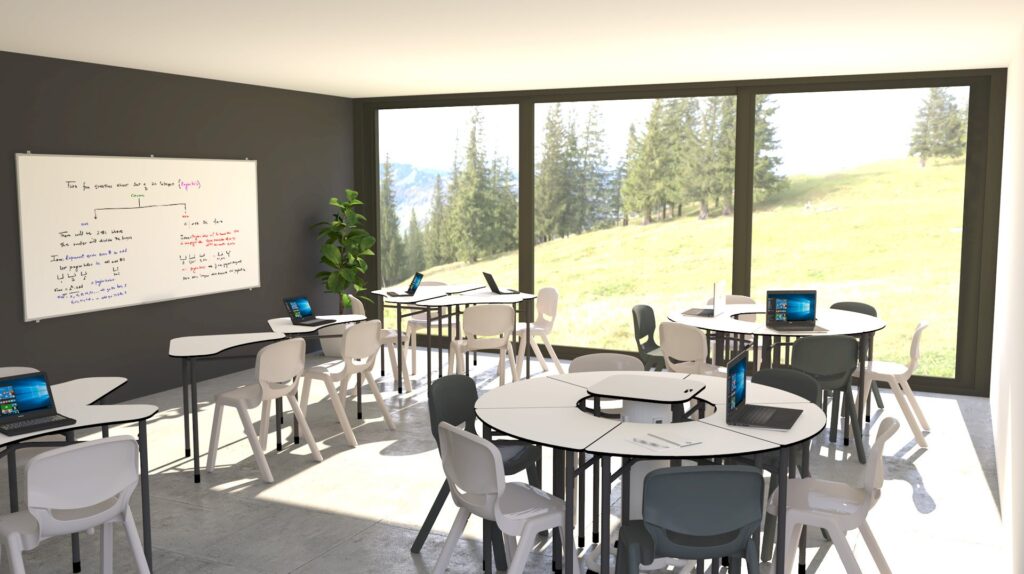 Une salle de classe moderne de l'Aula Mentor avec des tables rondes, des chaises, des ordinateurs portables, un tableau blanc avec des notes manuscrites, de grandes fenêtres donnant sur des arbres et un champ herbeux, et une plante en pot près du mur. L'espace lumineux et organisé est idéal pour l'apprentissage de la CESP.
