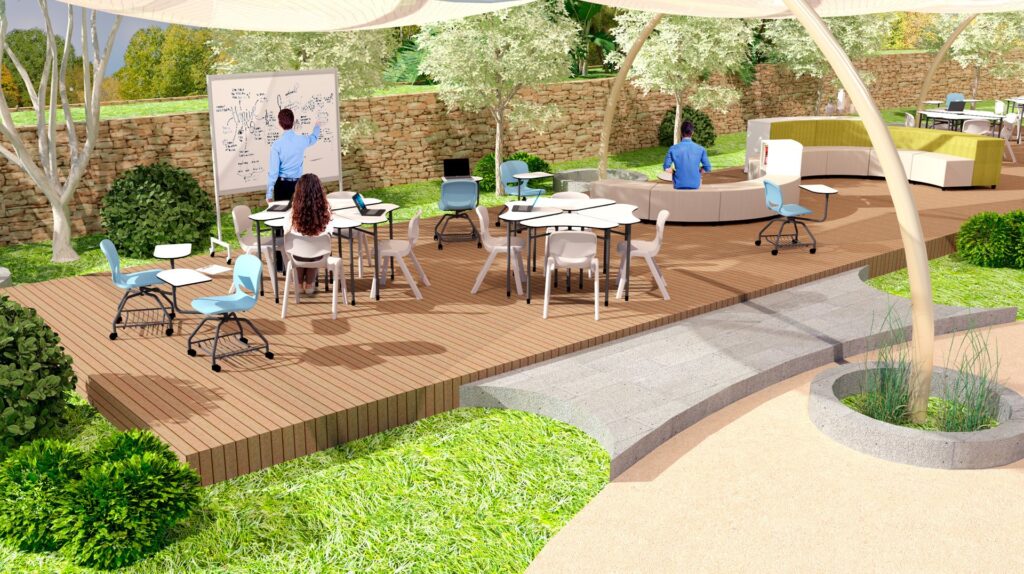 Une salle de classe en plein air avec des tables, des chaises et un tableau blanc sur une terrasse en bois offre des espaces informels pour l'apprentissage. Trois personnes sont présentes parmi les sièges incurvés, les arbres et la verdure qui entourent cet espace accueillant.