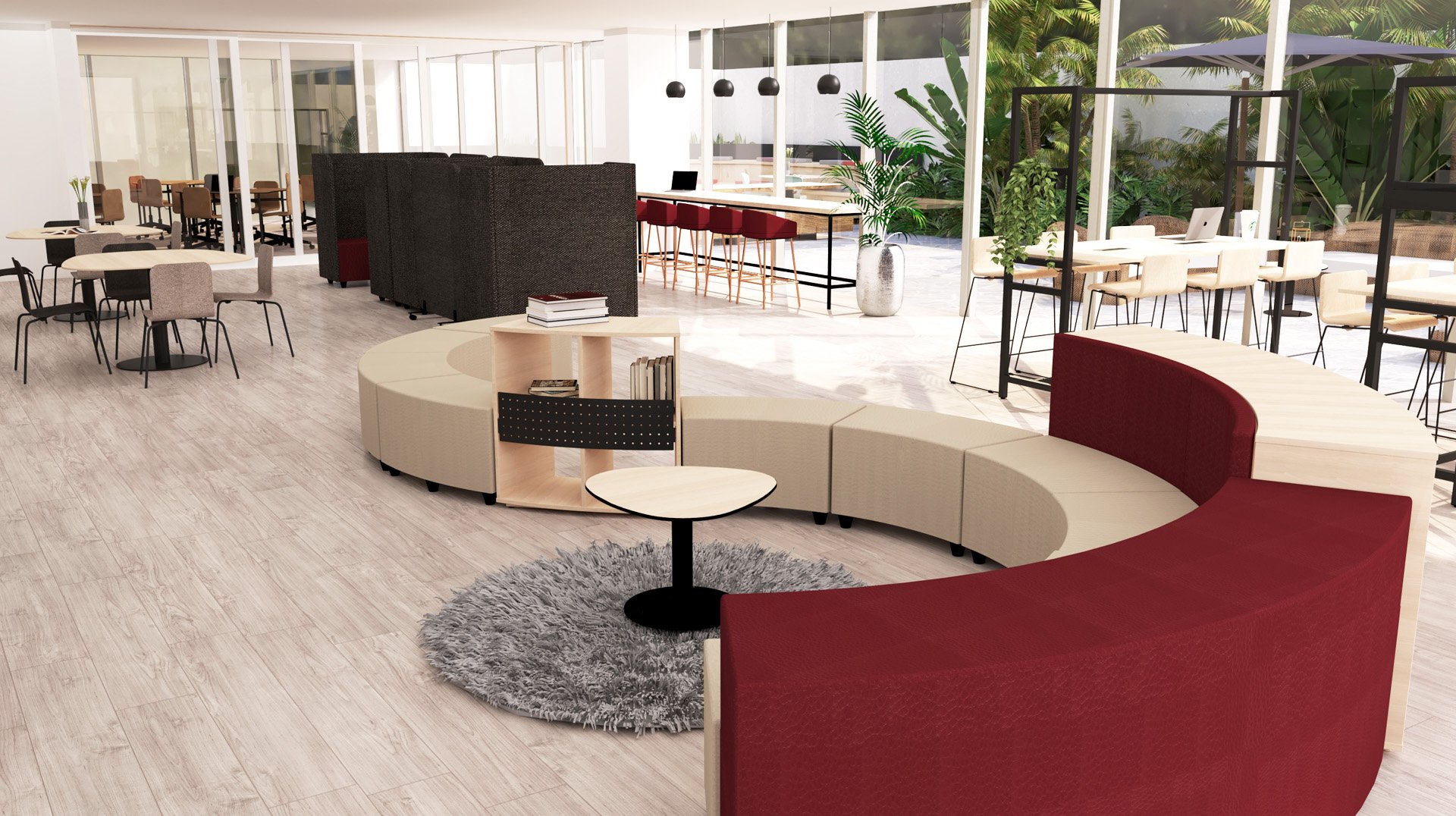 Bureau ouvert moderne avec des sièges courbes beiges et rouges, un tapis circulaire, des petites tables et divers espaces de travail. De grandes fenêtres laissent entrer la lumière naturelle et laissent apparaître des plantes vertes à l'extérieur, ce qui est idéal pour les échanges dans les espaces informels.
