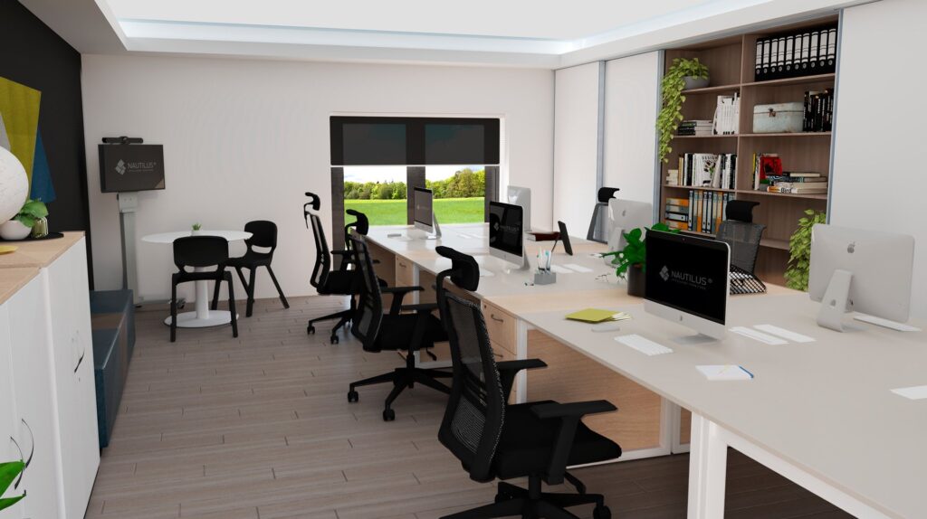 Bureau moderne avec plusieurs bureaux, des chaises noires, des ordinateurs de bureau, des étagères avec des plantes et des livres - idéal pour un Centro de idiomas ou Autoescuelas - avec une petite table ronde, deux chaises, et une grande fenêtre avec de la verdure à l'extérieur.