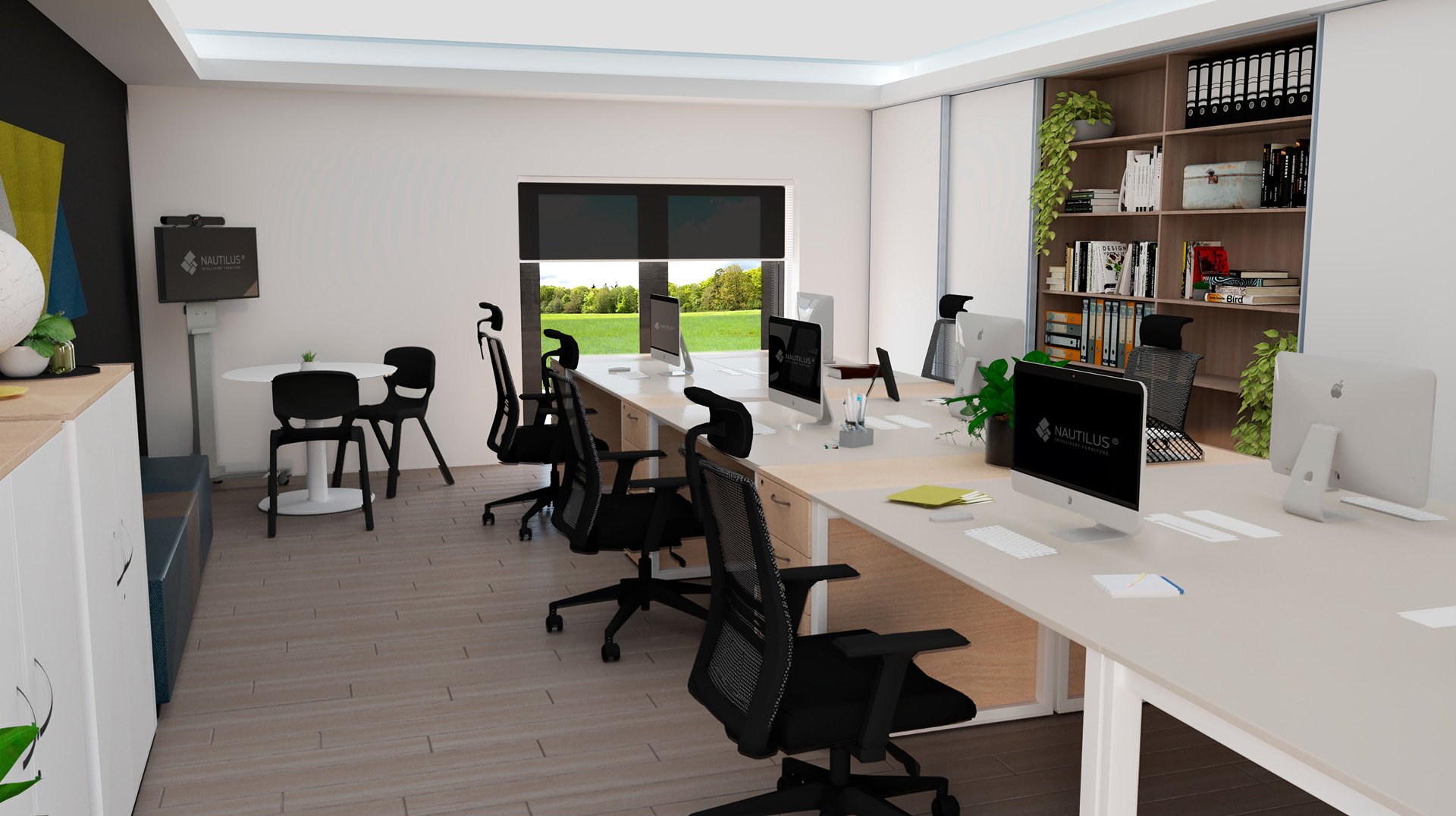 Bureau moderne avec plusieurs bureaux, des chaises noires, des ordinateurs de bureau, des étagères avec des plantes et des livres - idéal pour un Centro de idiomas ou Autoescuelas - avec une petite table ronde, deux chaises, et une grande fenêtre avec de la verdure à l'extérieur.