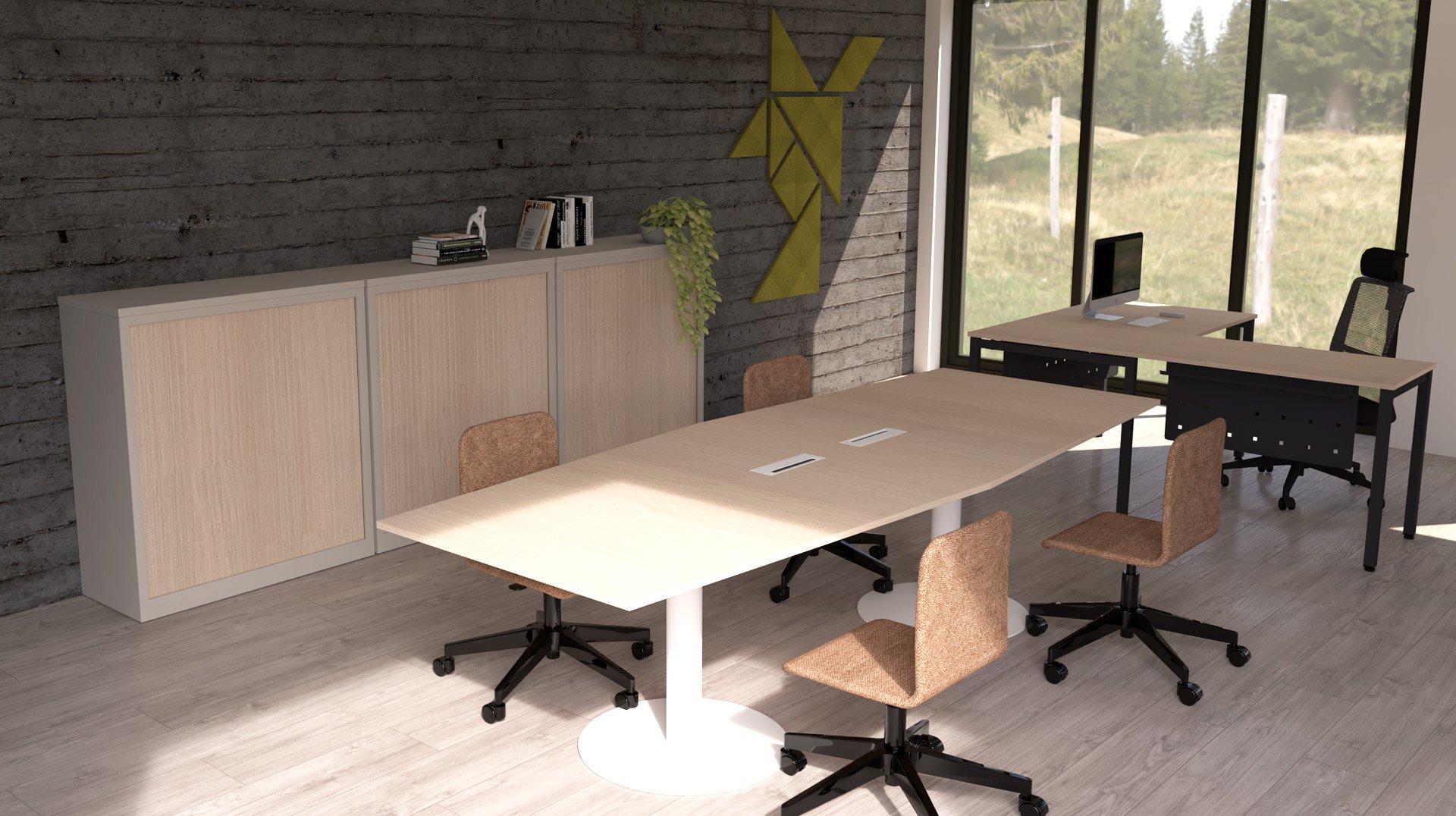 Bureau moderne avec des bureaux en bois, des chaises pivotantes, une armoire avec des livres et une plante, de grandes fenêtres laissant entrer la lumière naturelle, un mur en béton et un art mural géométrique jaune. Vue sur la forêt à l'extérieur.