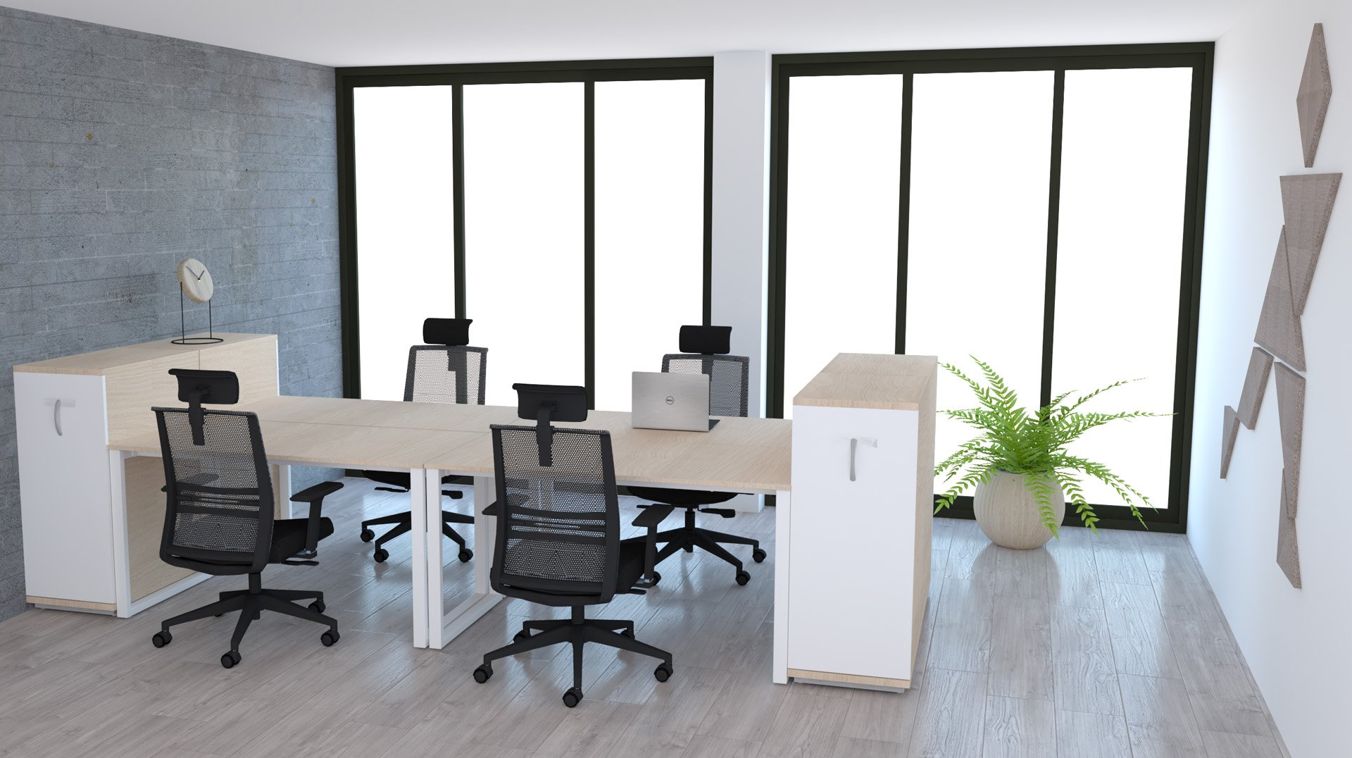 Un espace de bureau moderne avec six chaises en maille noire autour d'un bureau commun en bois, une petite horloge, un ordinateur portable, de grandes fenêtres, une fougère en pot et des œuvres d'art murales minimalistes. Le sol est en bois clair et les murs sont neutres.