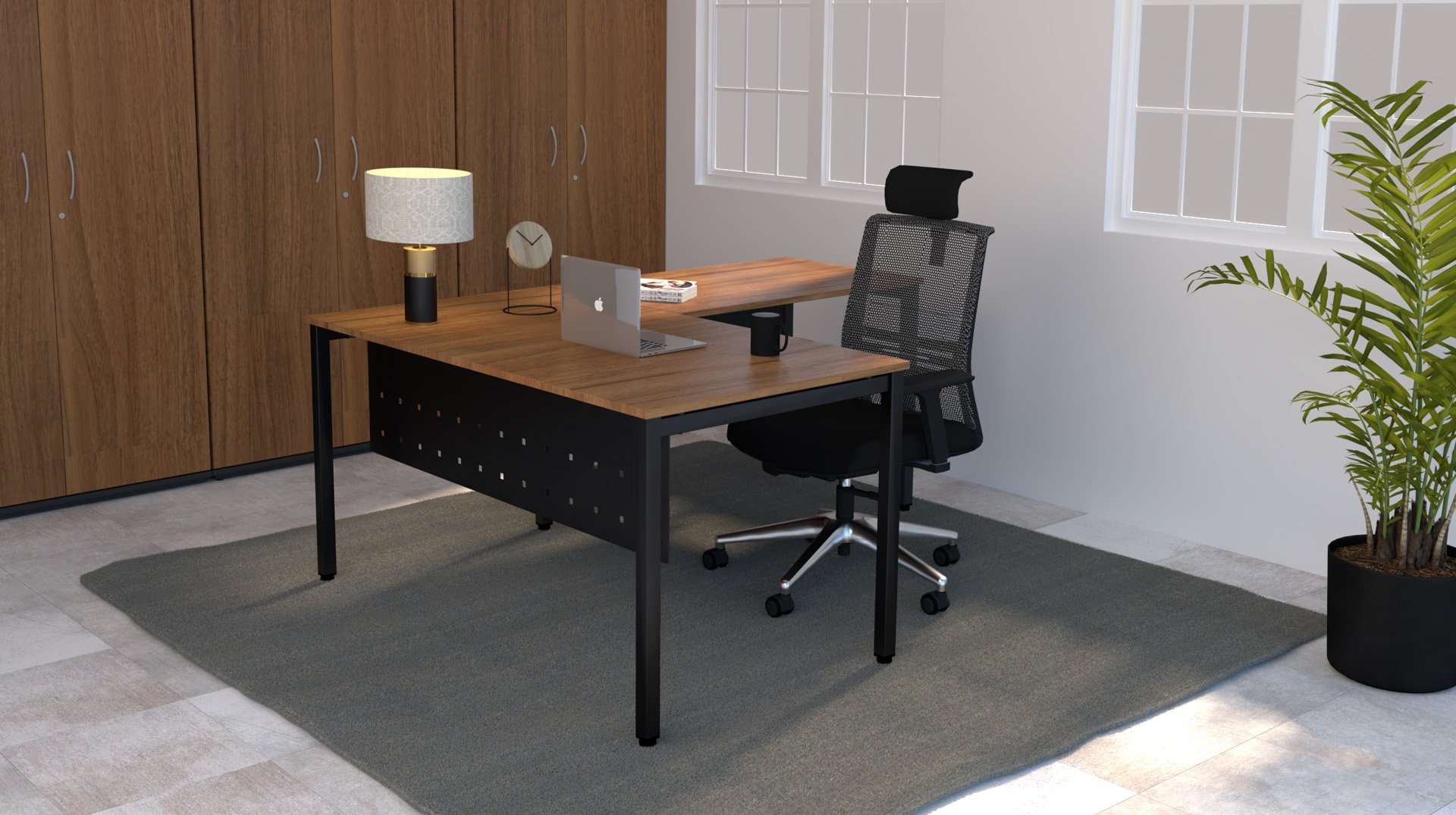 Un bureau moderne avec un bureau en bois, une chaise en maille noire, un ordinateur portable, une lampe, une horloge et une plante sur un tapis gris. De grandes fenêtres et des armoires en bois se trouvent à l'arrière-plan.