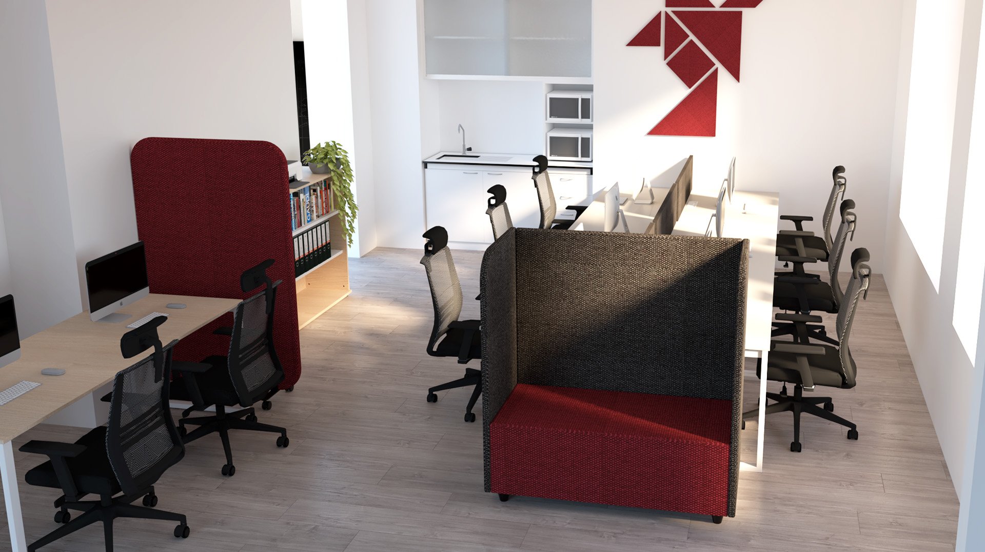 Espace de bureau moderne avec des bureaux, des chaises de bureau noires, des cabines privées avec un revêtement rouge et gris, des étagères ouvertes, une petite kitchenette et des œuvres d'art murales abstraites rouges. Les planchers en bois clair et les grandes fenêtres créent une atmosphère lumineuse.