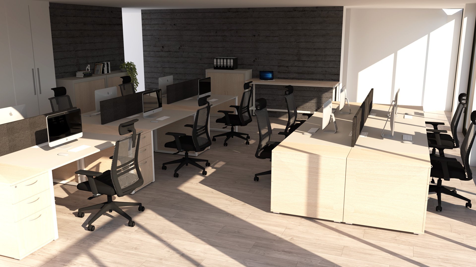 Bureau moderne à aire ouverte avec des bureaux vides, des chaises de bureau noires, des ordinateurs et des meubles en bois clair. La lumière du soleil traverse les grandes fenêtres, projetant des ombres sur l'espace de travail propre et organisé.