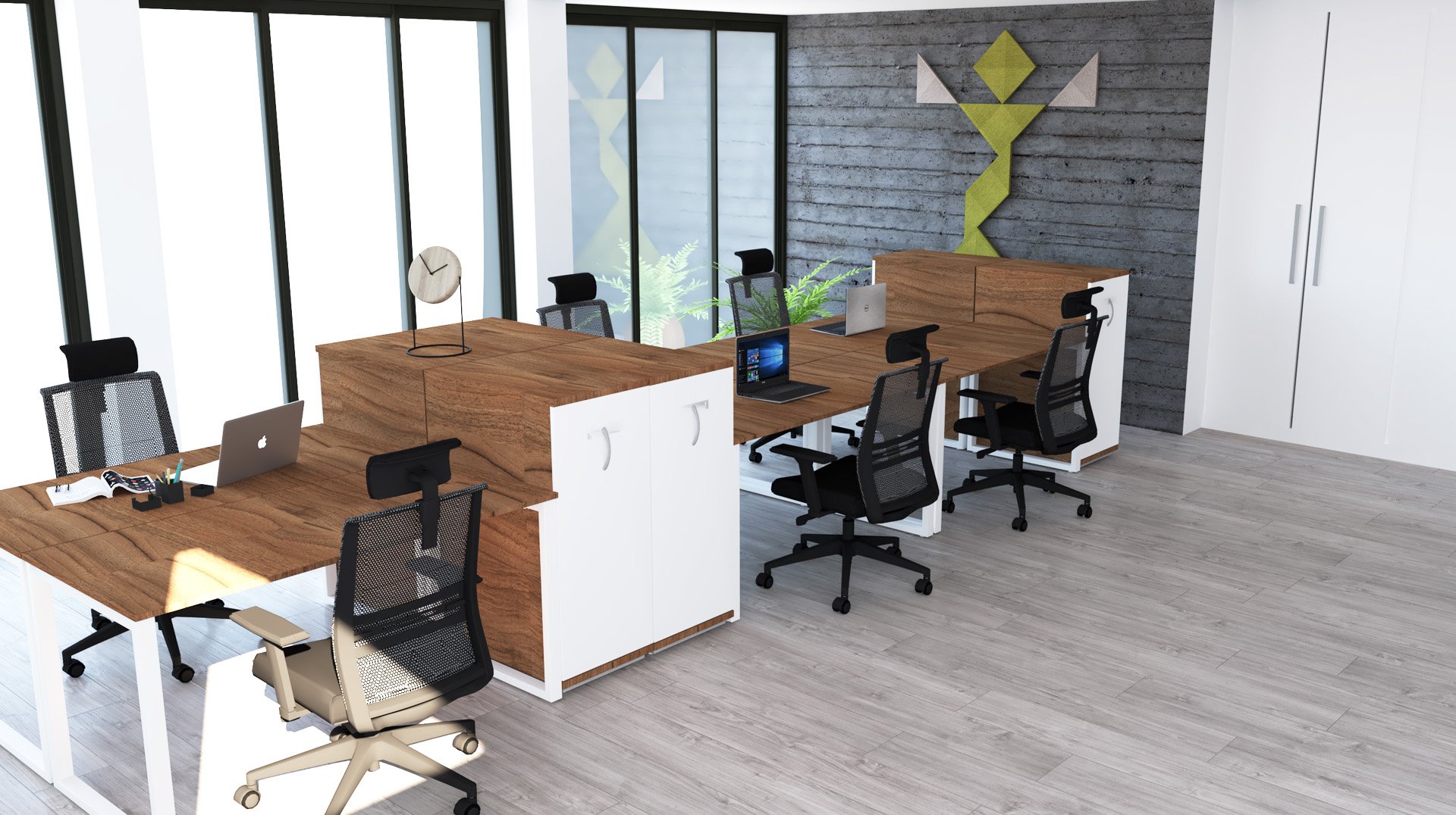 Un espace de bureau moderne avec six bureaux disposés en deux groupes, des chaises ergonomiques, des ordinateurs portables et un mur orné d'œuvres d'art décoratives. De grandes fenêtres laissent entrer la lumière naturelle et le sol est en bois clair.