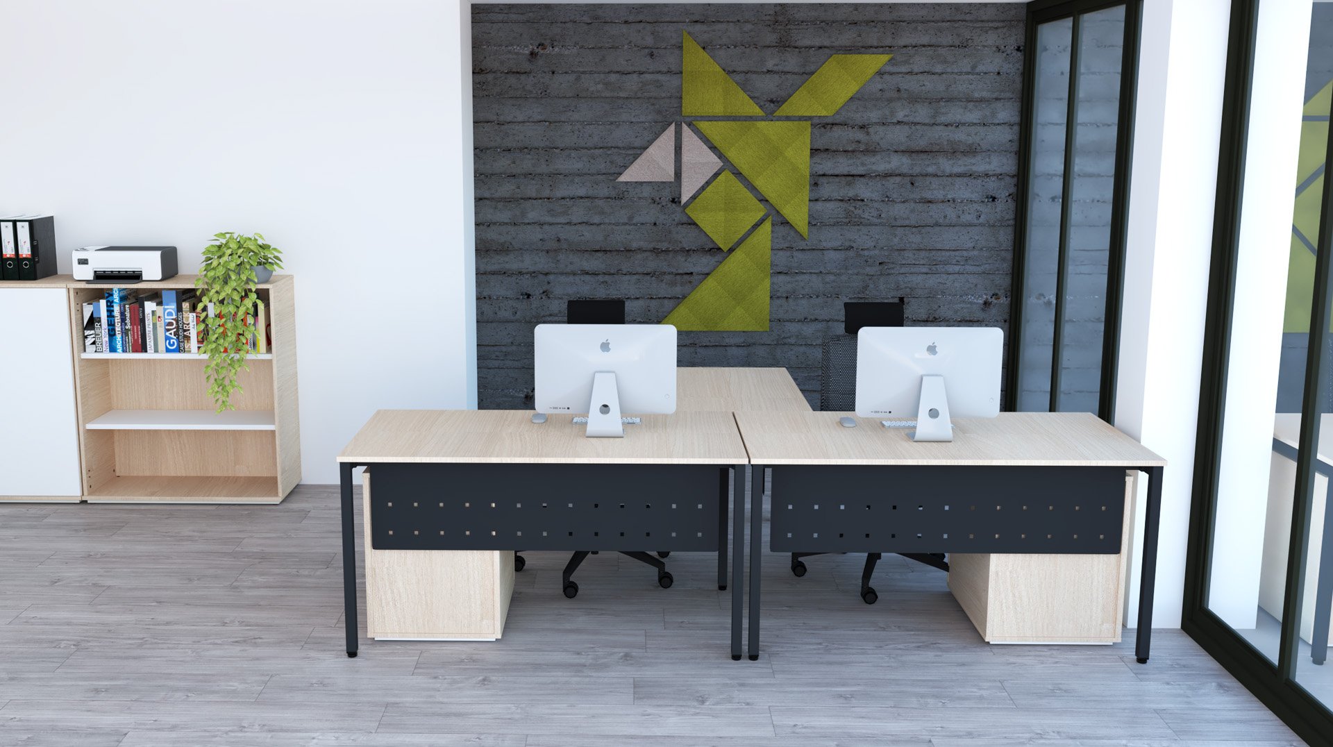 Bureau moderne composé de deux bureaux en bois, chacun équipé d'un iMac et d'une chaise de bureau, face à un mur gris avec des motifs géométriques verts et beiges. Une étagère avec des livres, des dossiers, une plante et une imprimante se trouve à gauche. De grandes baies vitrées se trouvent à droite.