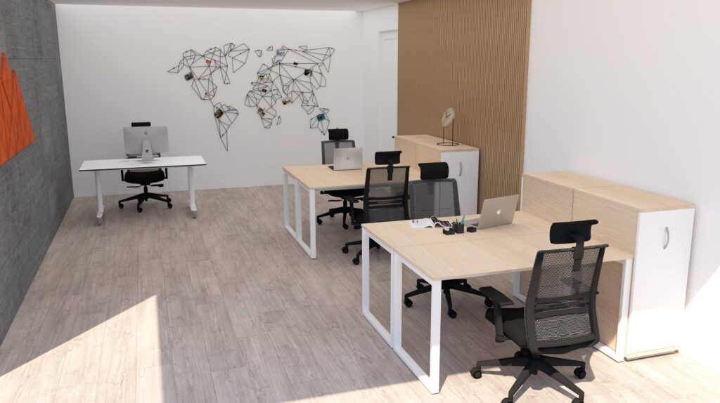 Bureau moderne avec quatre postes de travail, des chaises noires et des bureaux en bois clair. Une carte du monde orne le mur. Deux ordinateurs et des fournitures de bureau sont posés sur les bureaux. Le sol de la pièce est en bois clair et les murs sont blancs.