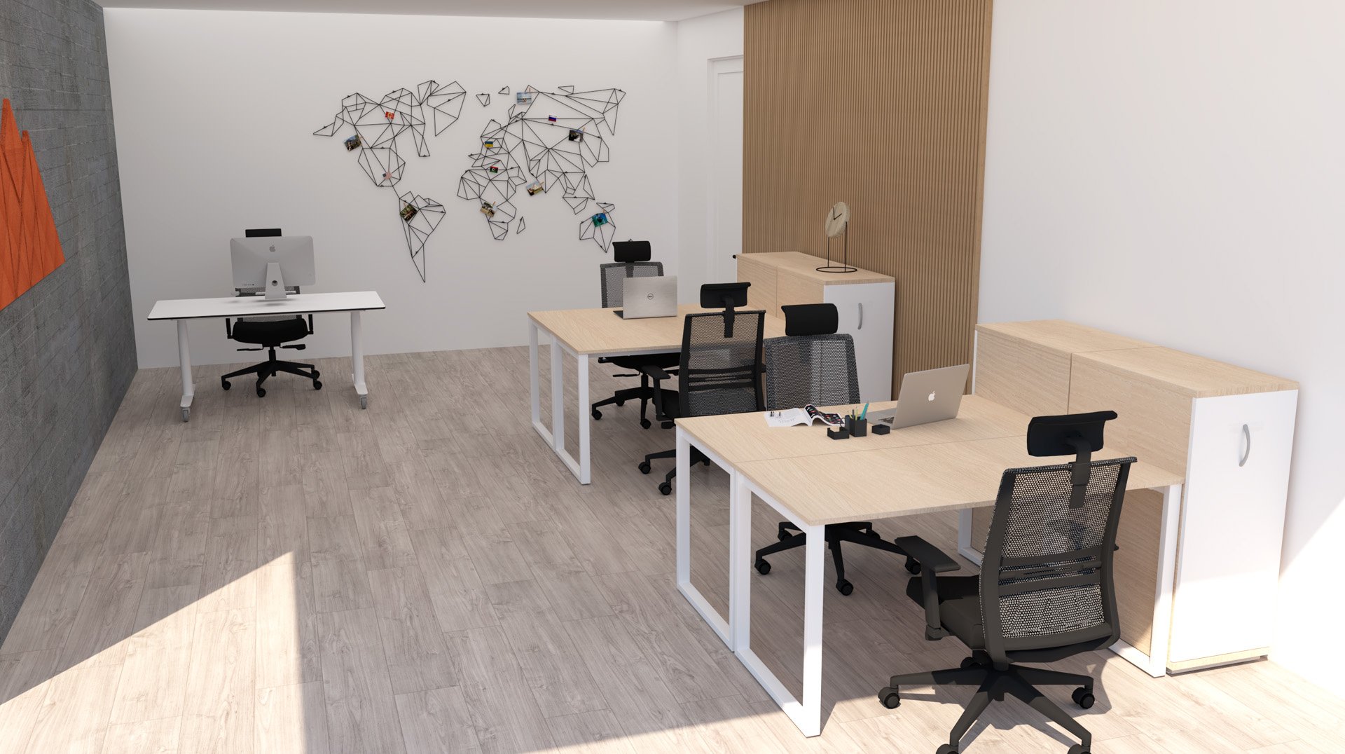 Bureau moderne avec quatre postes de travail, des chaises noires et des bureaux en bois clair. Une carte du monde orne le mur. Deux ordinateurs et des fournitures de bureau sont posés sur les bureaux. Le sol de la pièce est en bois clair et les murs sont blancs.
