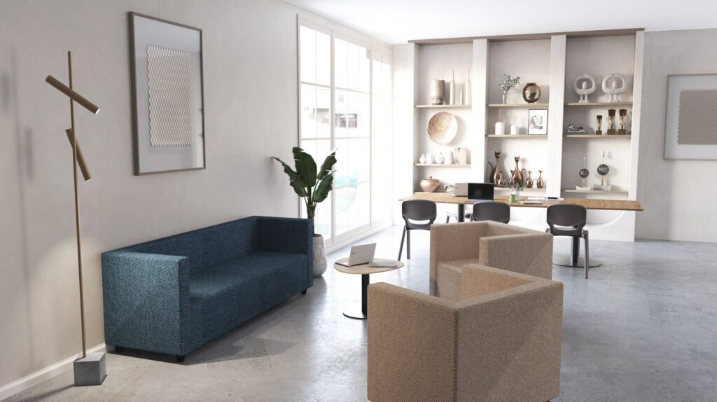 Un salon moderne avec un canapé bleu, deux fauteuils beiges, une petite table ronde avec un ordinateur portable, des étagères murales avec de la décoration, un lampadaire, une plante, de grandes fenêtres et un bureau en bois avec quatre chaises.