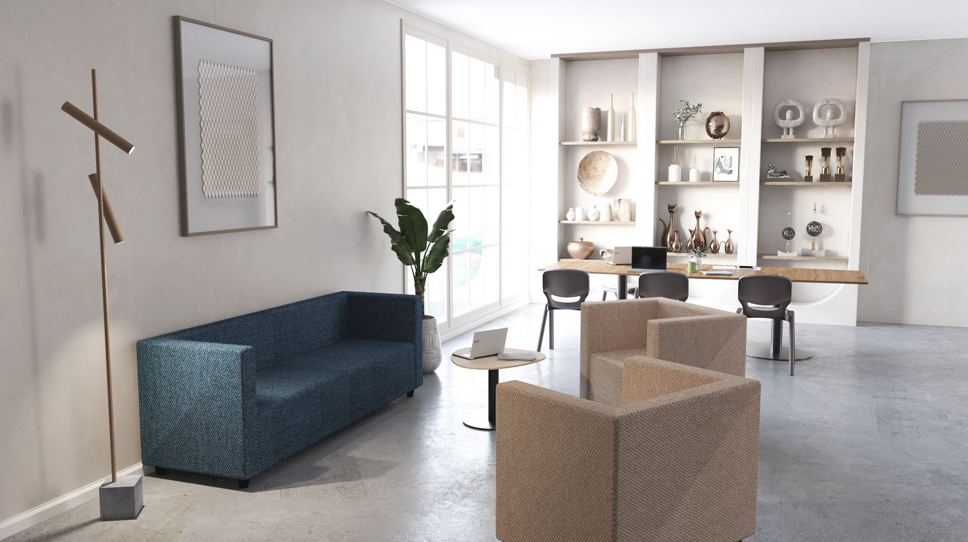 Un salon moderne avec un canapé bleu, deux fauteuils beiges, une petite table ronde avec un ordinateur portable, des étagères murales avec de la décoration, un lampadaire, une plante, de grandes fenêtres et un bureau en bois avec quatre chaises.