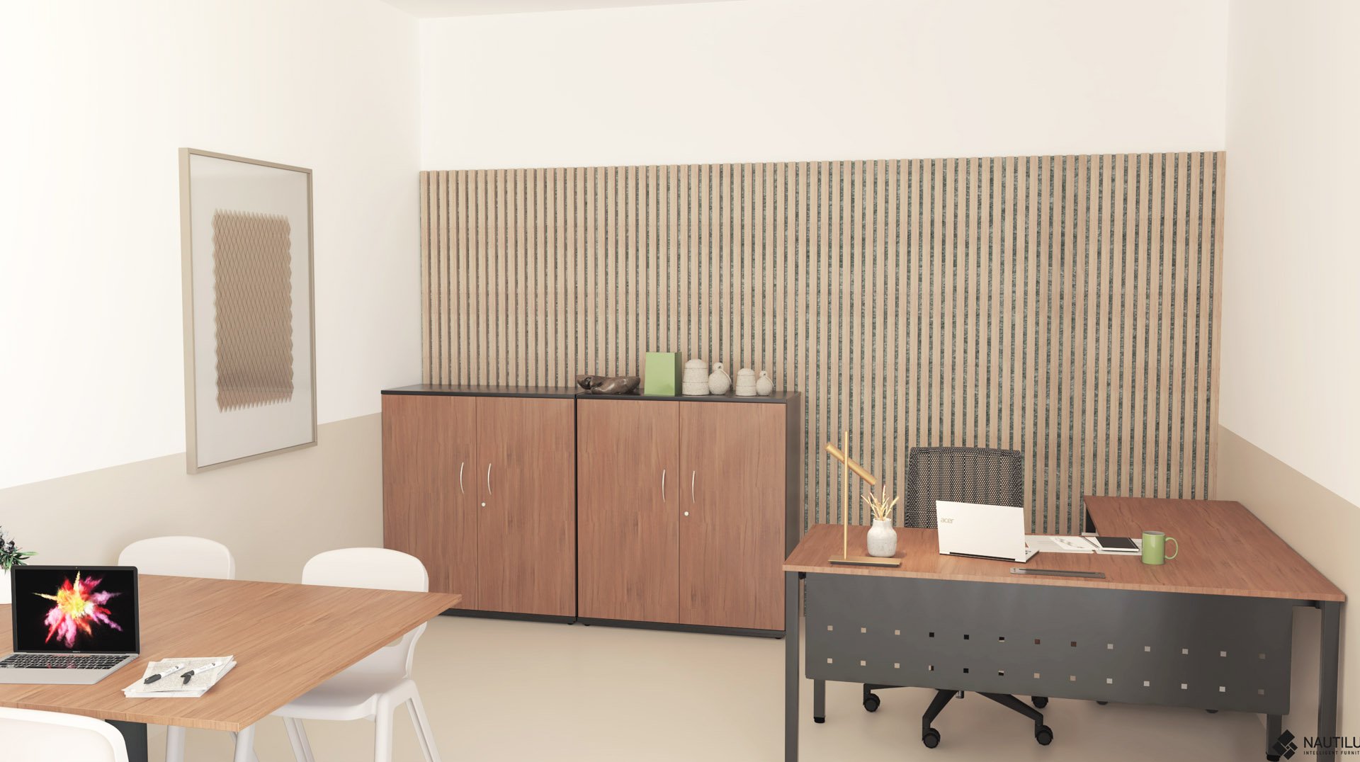 Bureau moderne avec des murs clairs, un bureau en bois, une chaise de bureau noire, un ordinateur portable, des armoires en bois, des objets décoratifs, une petite table avec des chaises et des œuvres d'art murales encadrées. L'espace a une apparence minimale, propre et organisée.