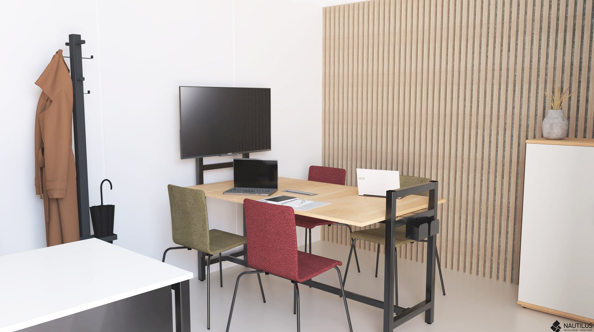 Un espace de réunion de bureau moderne avec une table en bois, quatre chaises colorées, une télévision murale, des ordinateurs portables sur la table, un porte-manteau avec un manteau marron et un parapluie, et un décor sur un meuble contre un mur à lattes.