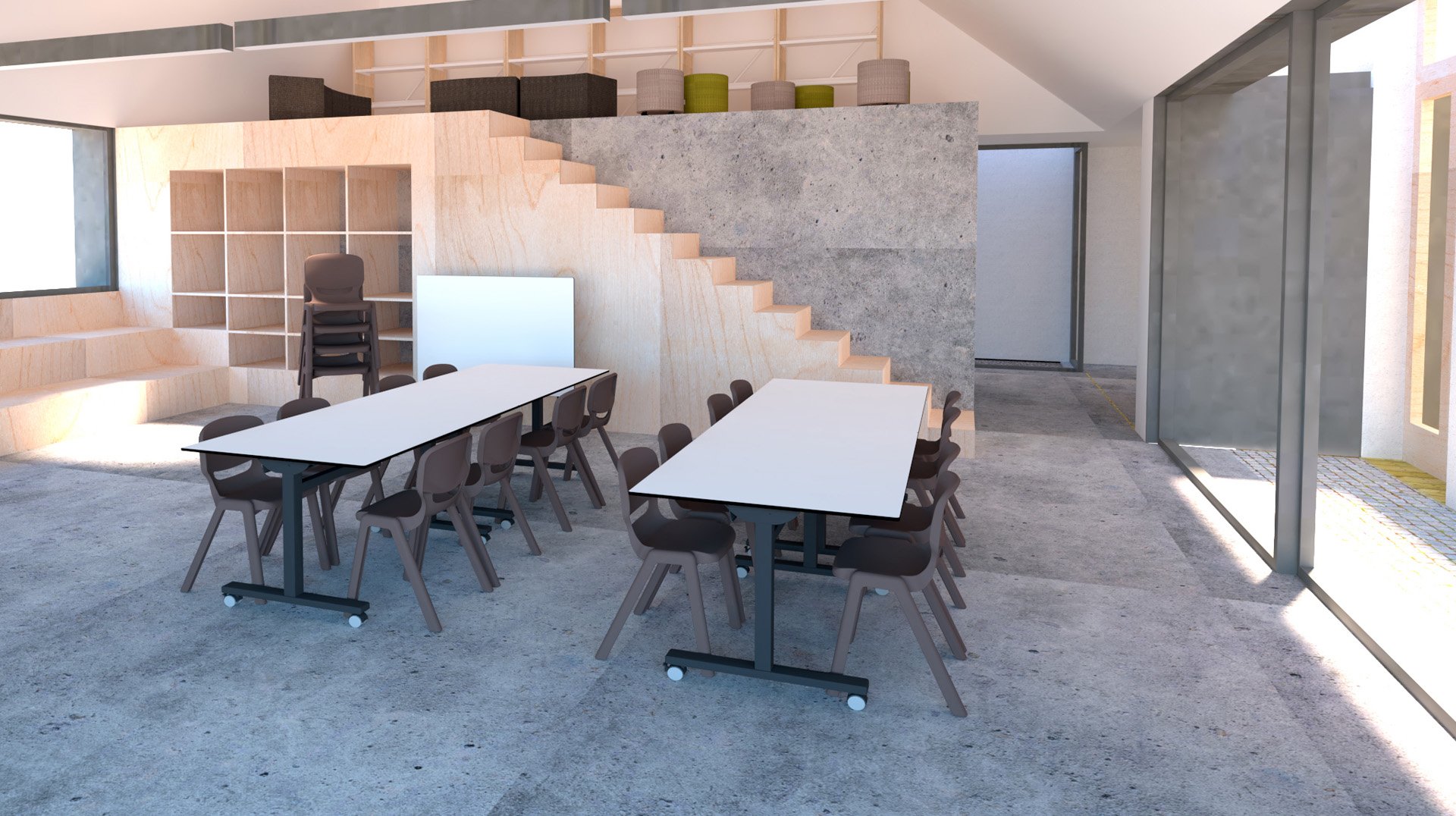 Salle de classe moderne avec deux tables rectangulaires entourées de chaises brunes sur un sol en béton. Des chaises empilées, des étagères et des marches en gradins se trouvent à l'arrière-plan, tandis que de grandes fenêtres laissent entrer la lumière naturelle.