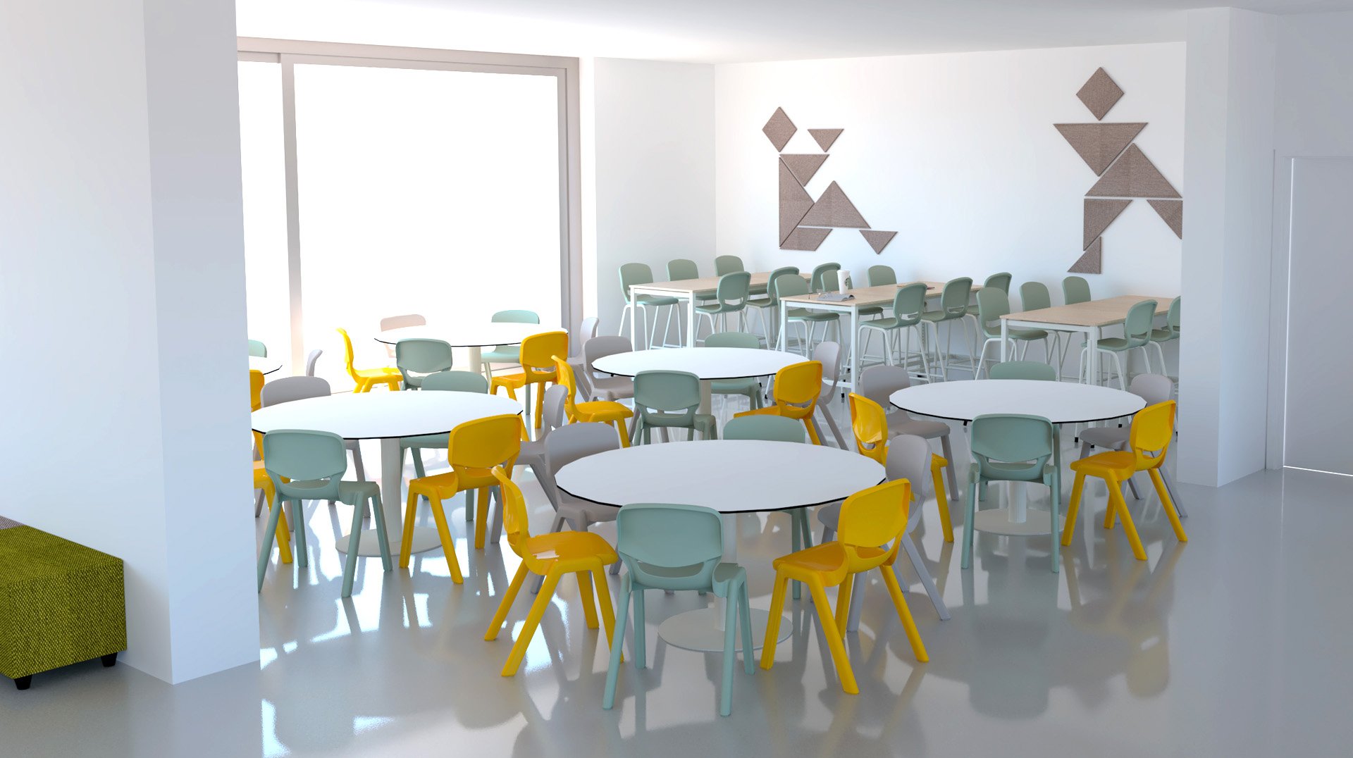 Une cafétéria moderne et lumineuse avec des tables rondes entourées de chaises jaunes et vertes. Des tables hautes avec des tabourets se trouvent près du mur du fond, qui est décoré d'art géométrique. De grandes fenêtres laissent entrer la lumière naturelle.