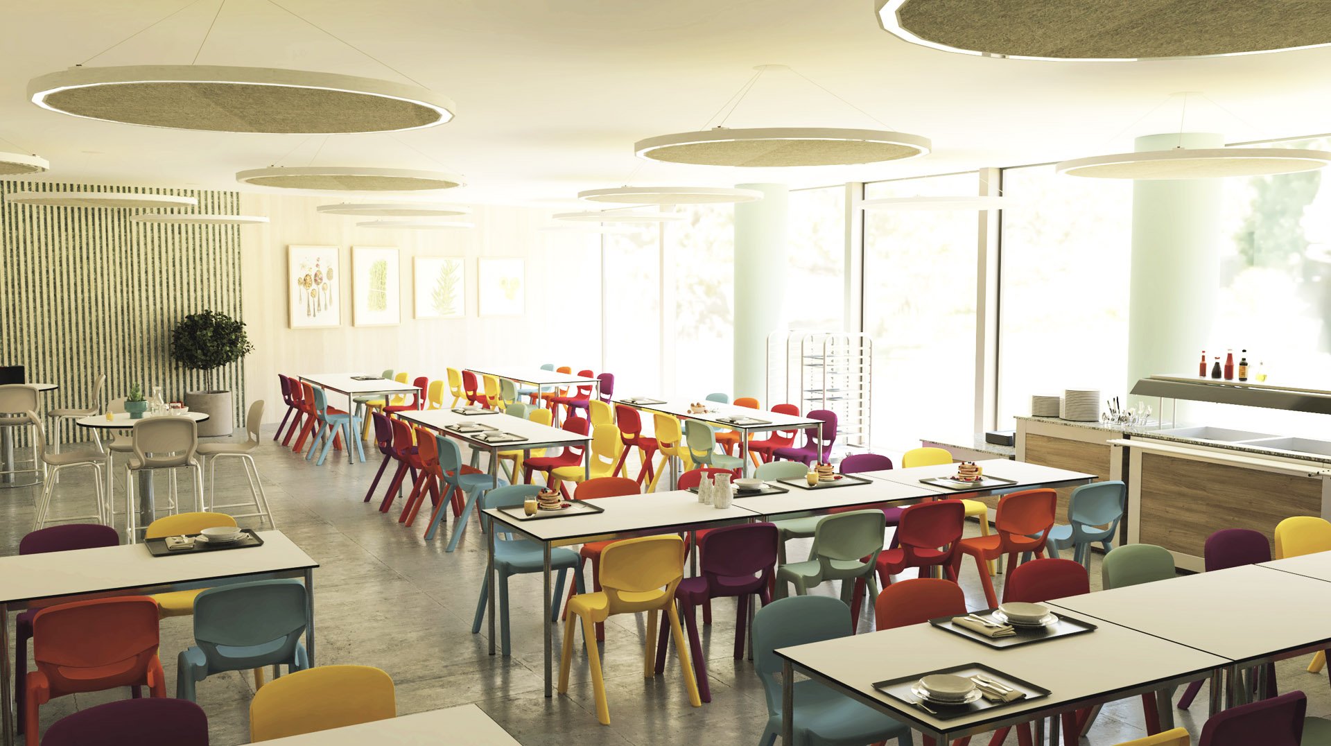 Une cafétéria moderne et lumineuse avec de grandes fenêtres, des chaises colorées et des tables bien rangées. Des plafonniers circulaires sont suspendus au-dessus et des postes de service sont visibles le long du mur de droite. La lumière du soleil remplit l'espace ouvert et accueillant.