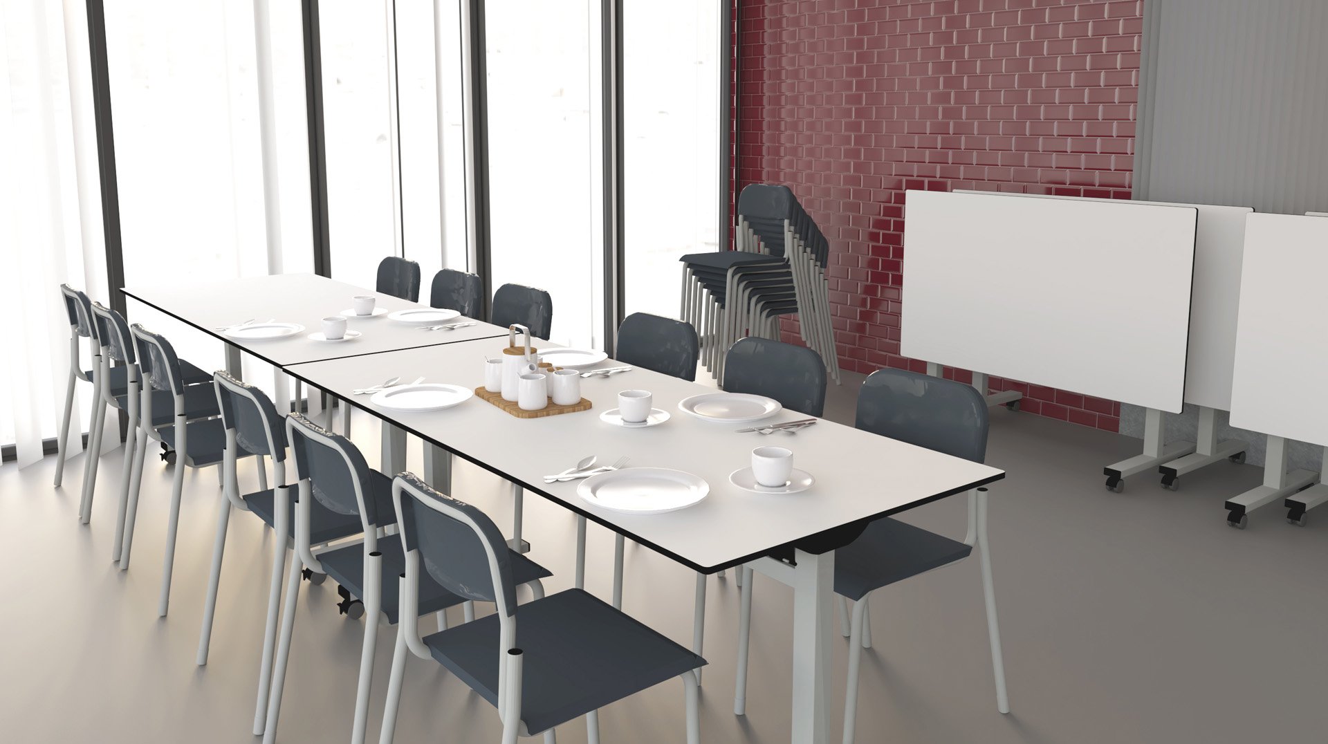 Une salle à manger moderne avec deux tables blanches garnies d'assiettes, de tasses et de couverts, entourées de chaises grises. Des chaises empilées et des tables pliées sont adossées à un mur carrelé rouge, près de grandes fenêtres aux rideaux diaphanes.