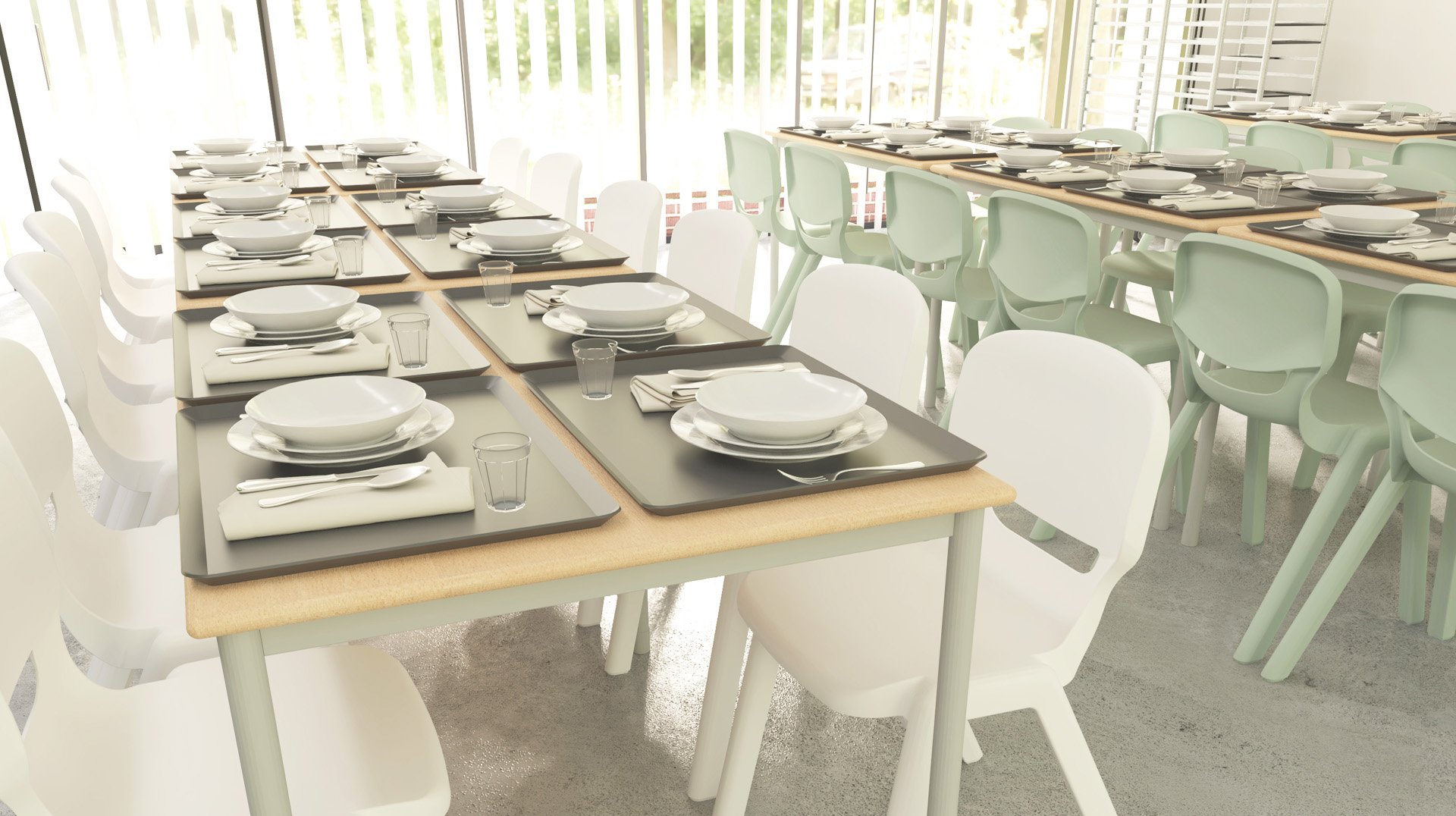 Des rangées de tables garnies de plateaux contenant des assiettes, des bols, des couverts et des verres dans une cafétéria moderne et lumineuse, avec des chaises blanches et vert clair. La lumière du soleil pénètre par de grandes fenêtres à stores verticaux.