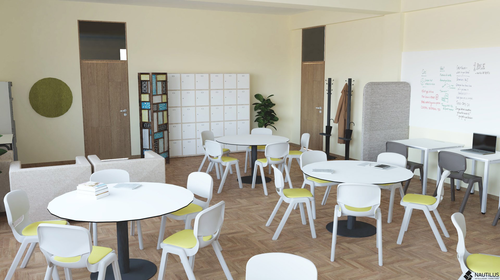 Une salle de classe moderne ou salle des enseignants avec des tables rondes et des chaises blanches, un canapé, des casiers, des étagères, un tableau blanc avec des écritures et diverses décorations. La salle est bien éclairée et organisée pour l'apprentissage collaboratif.