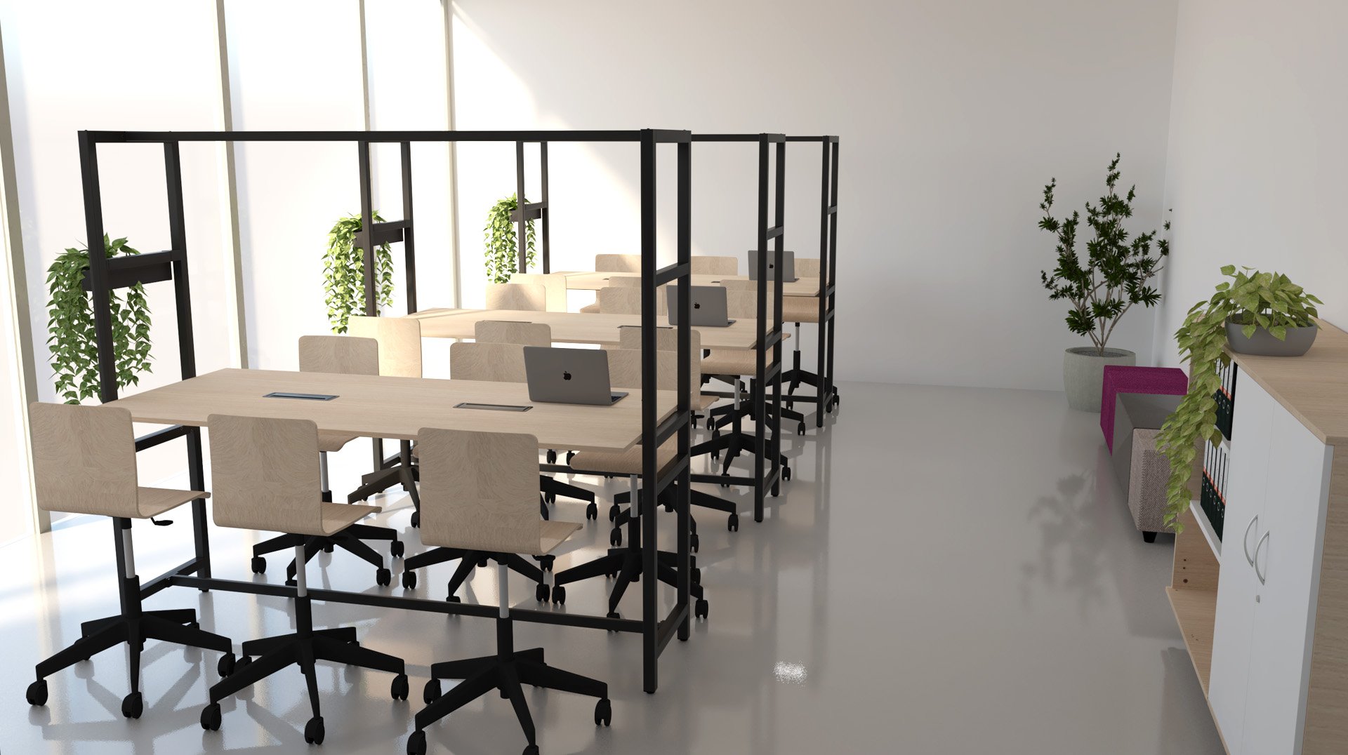 Un espace de bureau moderne, rappelant une salle des enseignants, comprend des bureaux partagés en bois, des chaises roulantes, des ordinateurs portables, des plantes en pot à côté des bureaux, une armoire et un coin salon confortable avec un canapé et une table basse entourés d'autres plantes.